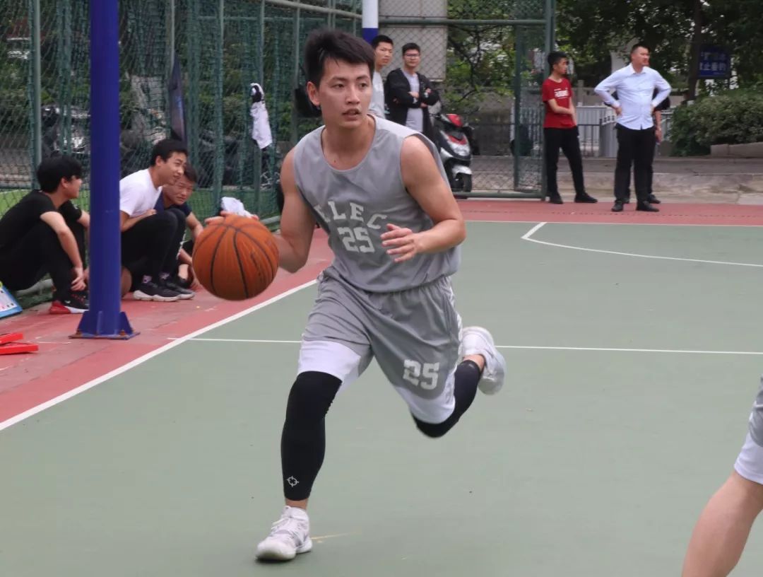 前锋传球篮球技巧图解_前锋传球篮球技巧教学_篮球前锋传球技巧
