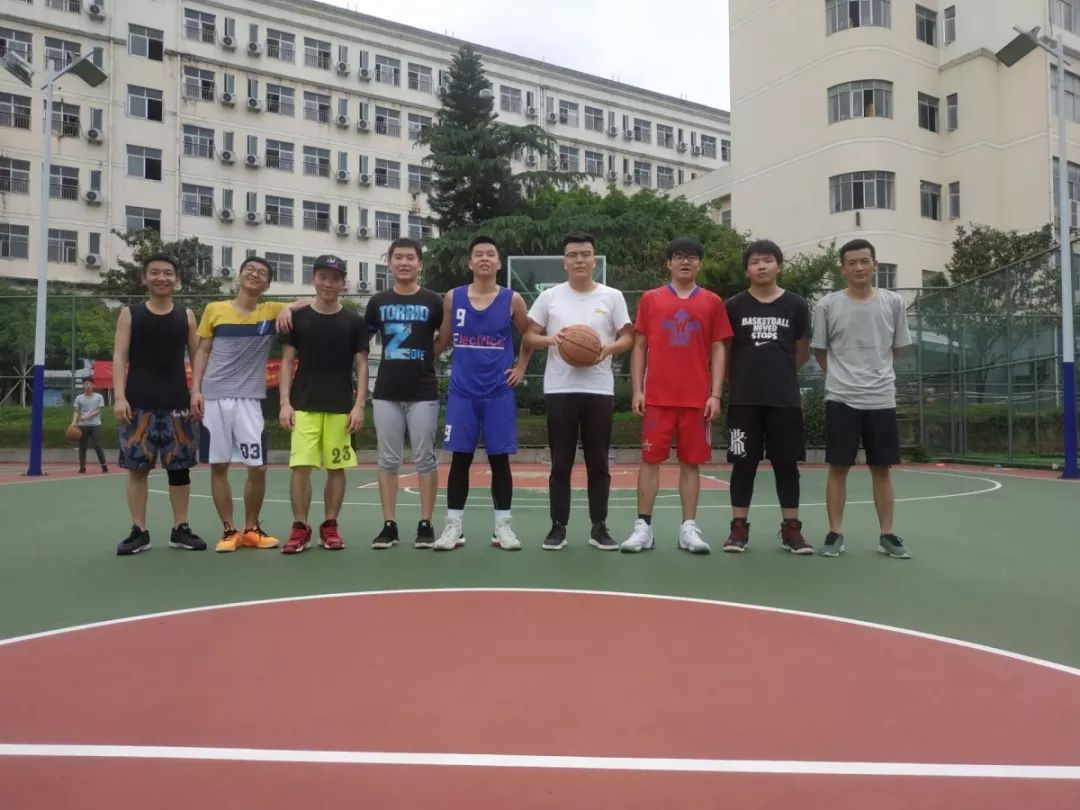 篮球前锋传球技巧_前锋传球篮球技巧图解_前锋传球篮球技巧教学